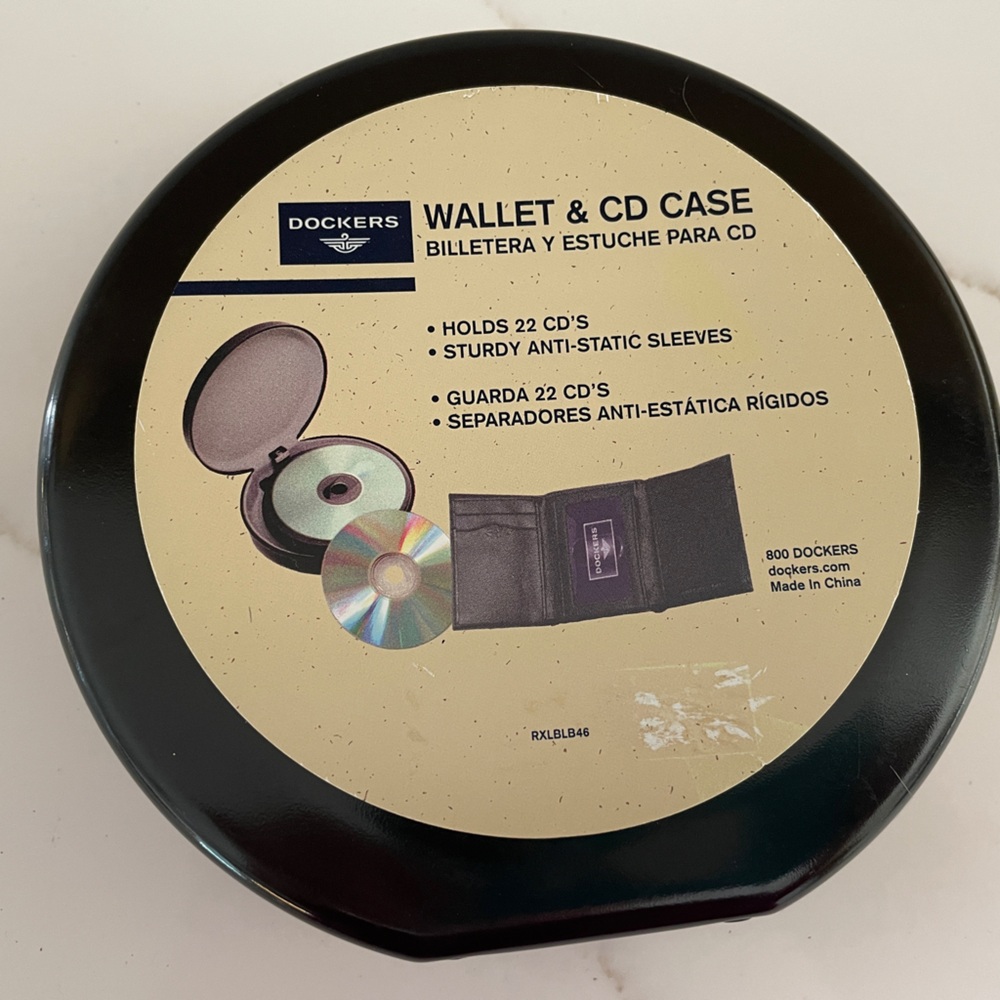 Dockers Hard Shell CD Wallet - Picture 2 of 3